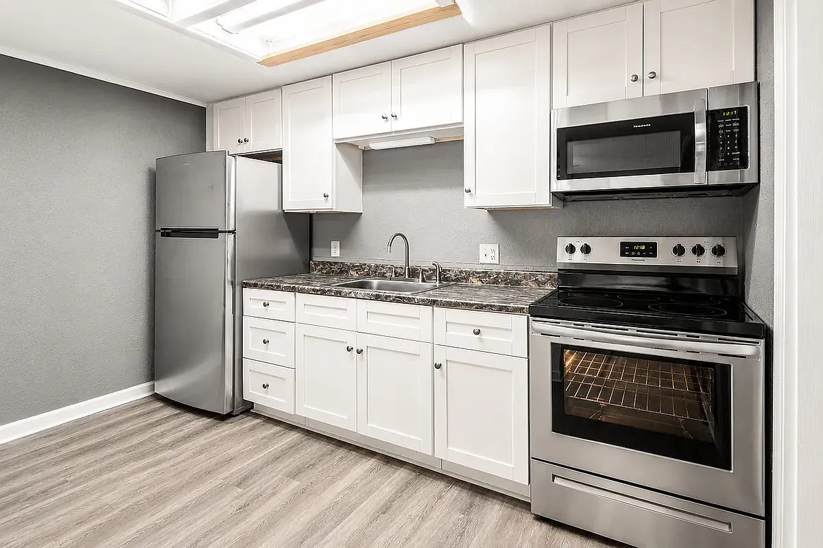 Stratford Apartments — Photo 2