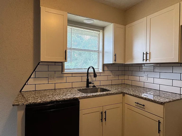 2420 NW 41st St — Photo 4