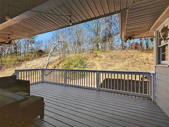 3rd image of 2093 Beverly Rd