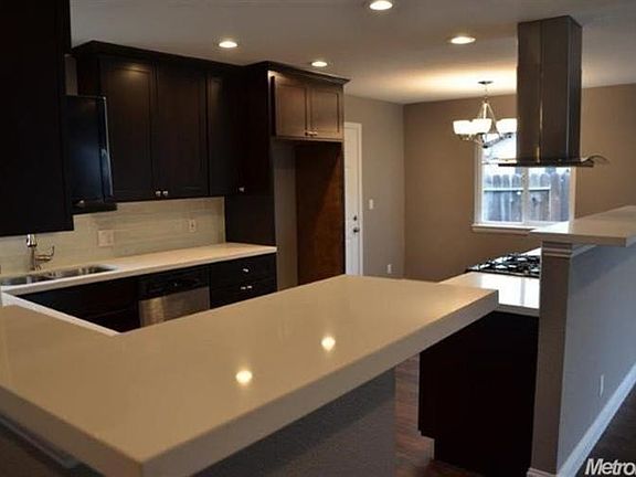 3rd image of 637 W Morada Ln