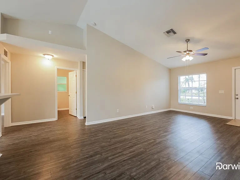 215 Manasota St — Photo 5