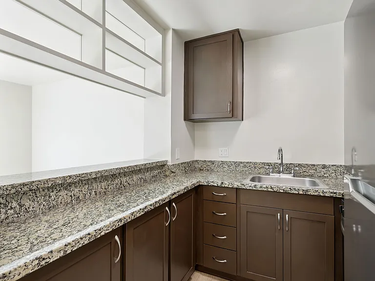 2490 Lancaster Dr — Photo 10