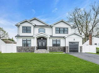 14 Terry Ln, Plainview, NY 11803