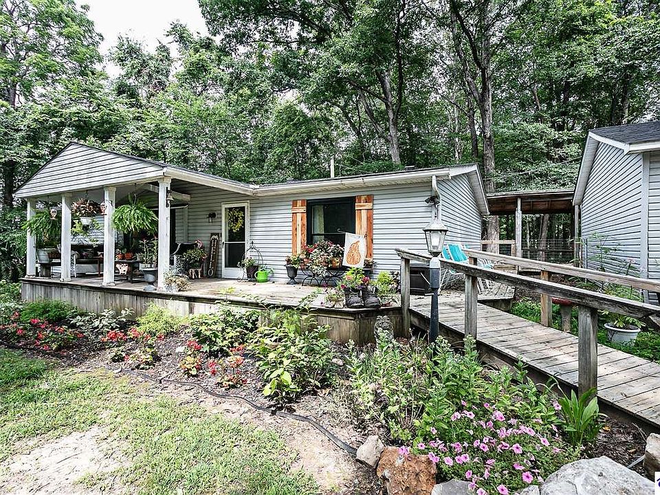 1st image of 210 Oaks Ln
