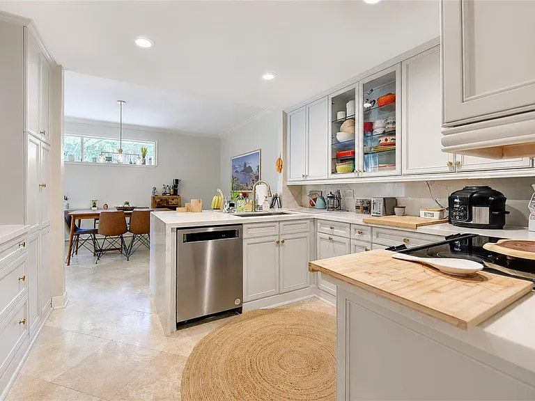 239 Litchfield Ln — Photo 10