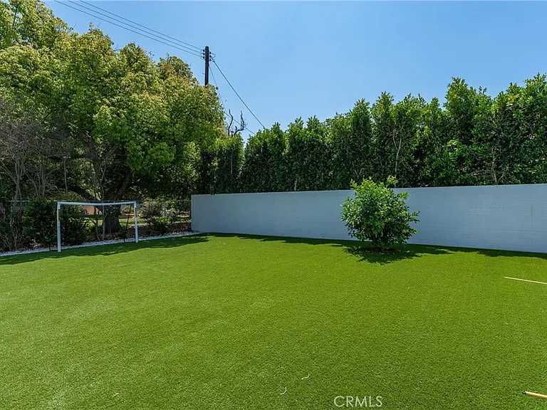 22960 Calvert St — Photo 52