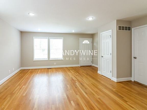 3rd image of 9203 Grand Ave