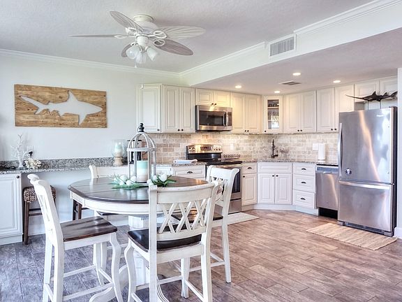 4th image of 1025 Captains Court Dr