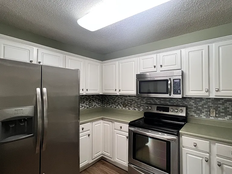 10400 Hickory Hill Dr — Photo 8