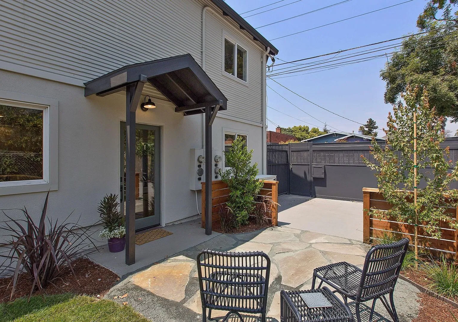 Fantastic 3 Bedroom Detached Berkeley Home! — Photo 3