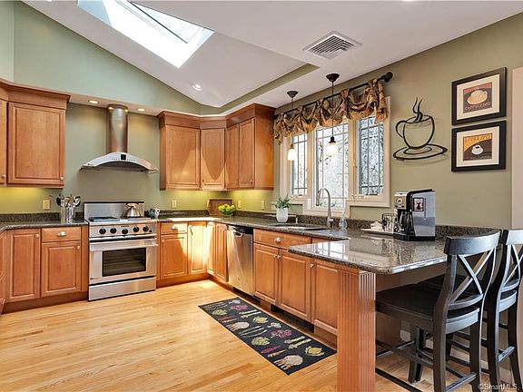 4th image of 28 Jamestown Ct