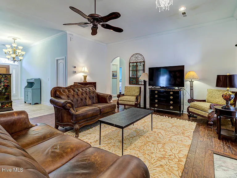 613 Clarendon Ave — Photo 13