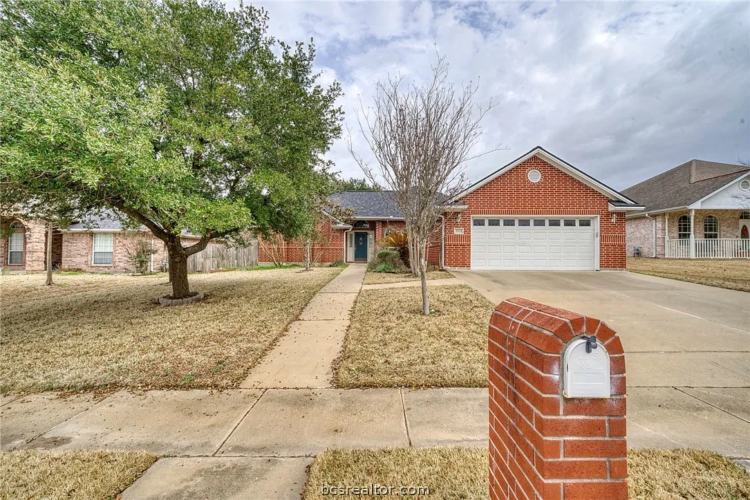 4 bed, 2049 sqft, $2,400 — Photo 1