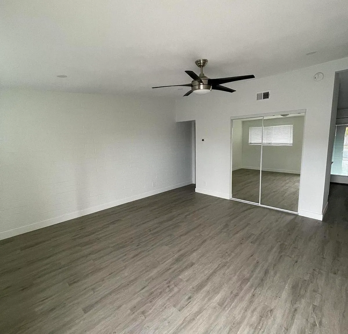 1605 E Montebello Ave — Photo 2
