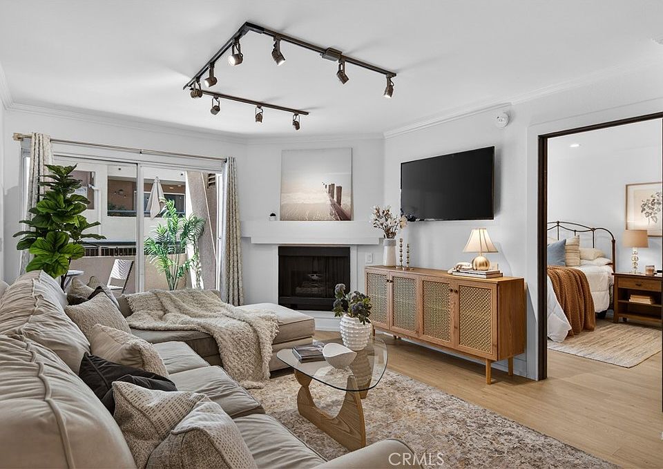 1st image of 5550 Owensmouth Ave APT 123