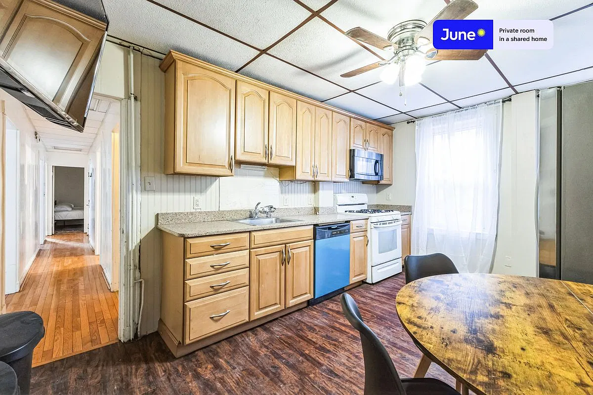 Queen bedroom in 5 bed/1 bath home in Harvard Square #1808 A — Photo 3