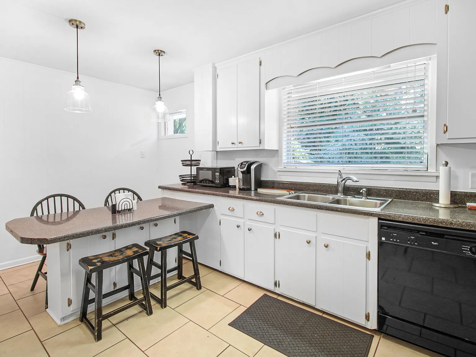 1111 Glen Ct — Photo 4