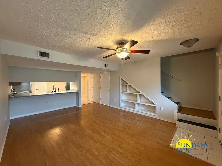 2404 Suwanee Ln — Photo 3