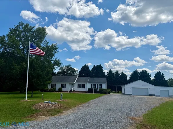 2 Healys Trace Ln, Locust Hill, VA 23092