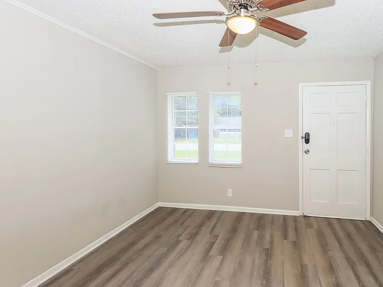 1237652_017_living_room_13136039.jpg