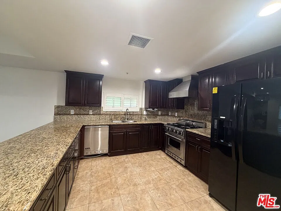 3 bed, 2.0 bath, 1490 sqft, $3,400 — Photo 4