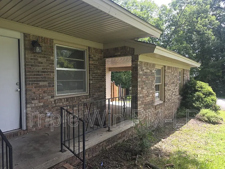 318 W Bell St — Photo 3