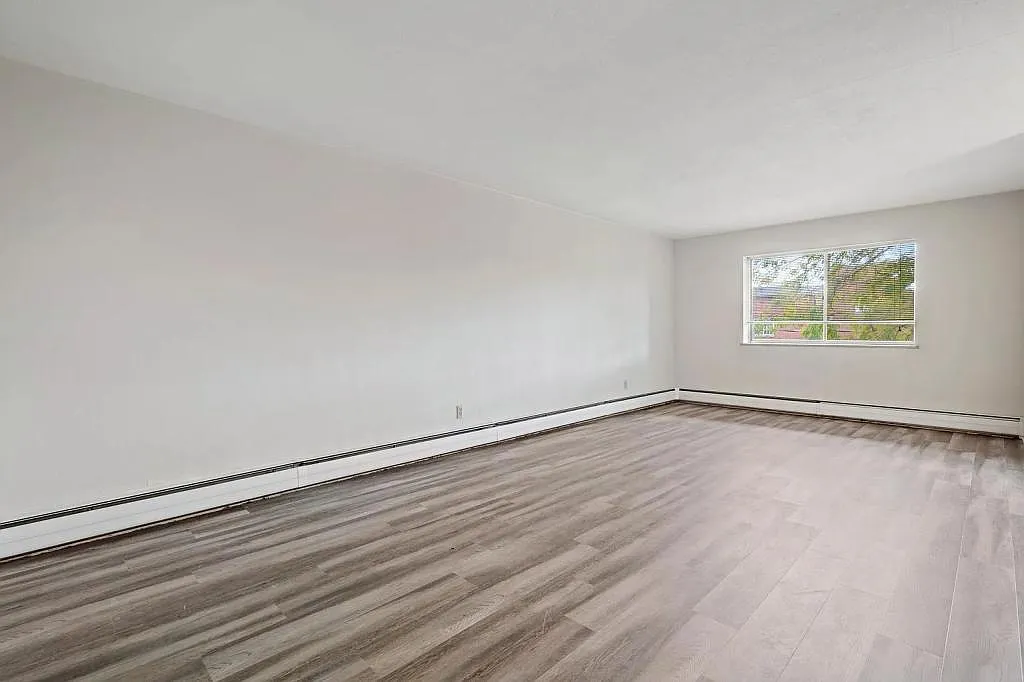 515 Riverview Dr — Photo 3