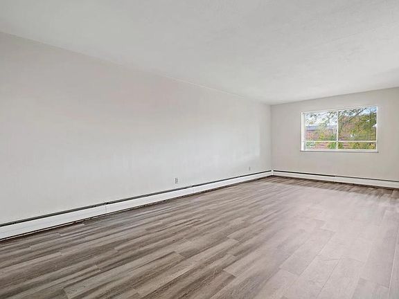 3rd image of 515 Riverview Dr #101
