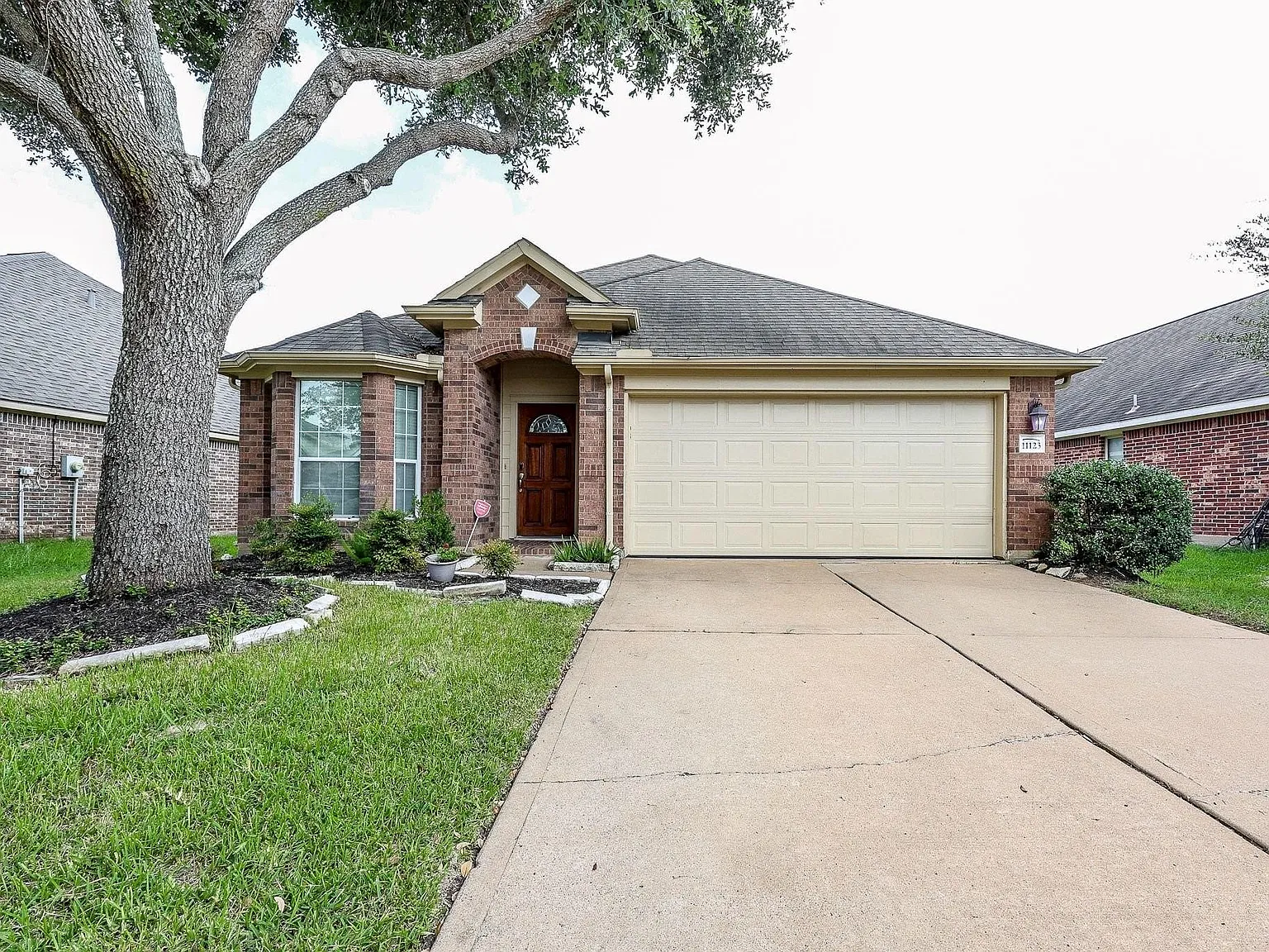 3 bed, 2.0 bath, 1592 sqft, $2,100 — Photo 2