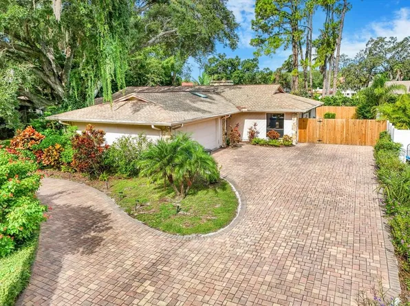 13304 Meadowwood Ct, Tampa, FL 33618