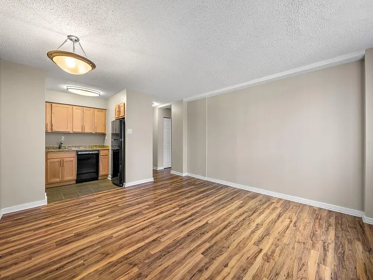 100-york-apartment-y224-2r