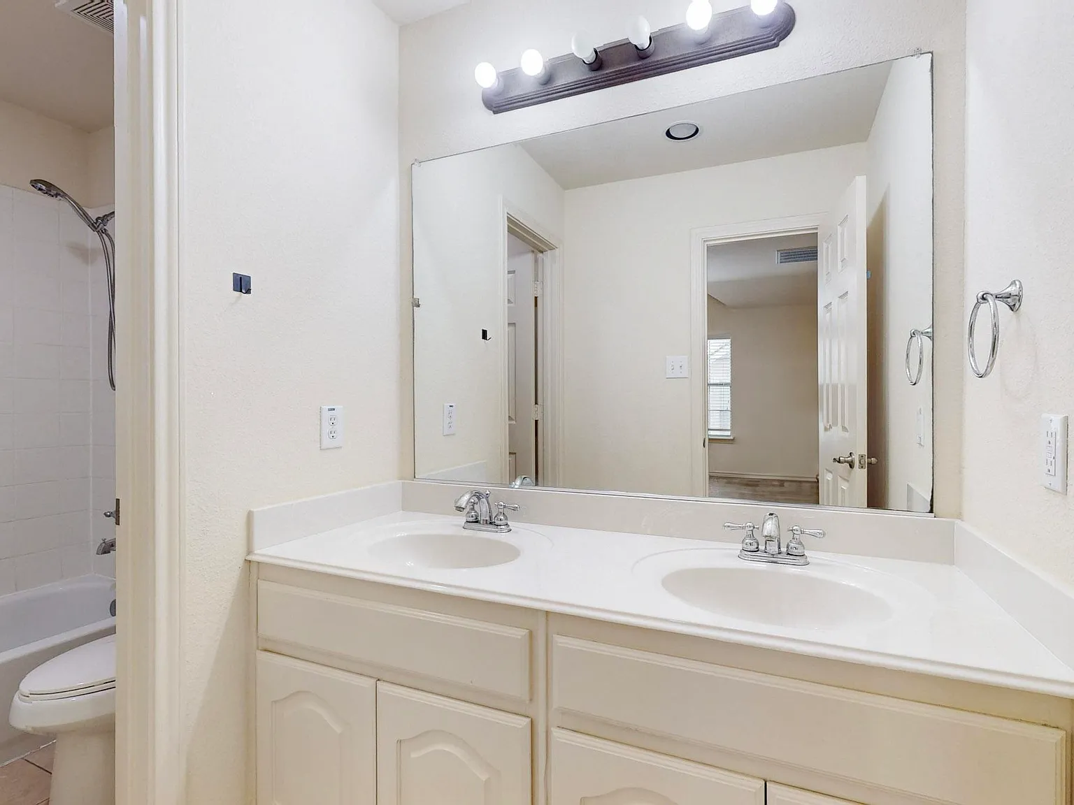 5 bed, 2600 sqft, $2,800 — Photo 4