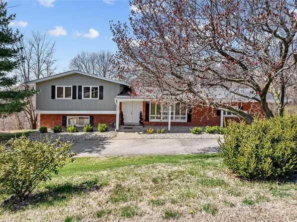 4900 Whitford Dr, Godfrey, IL 62035