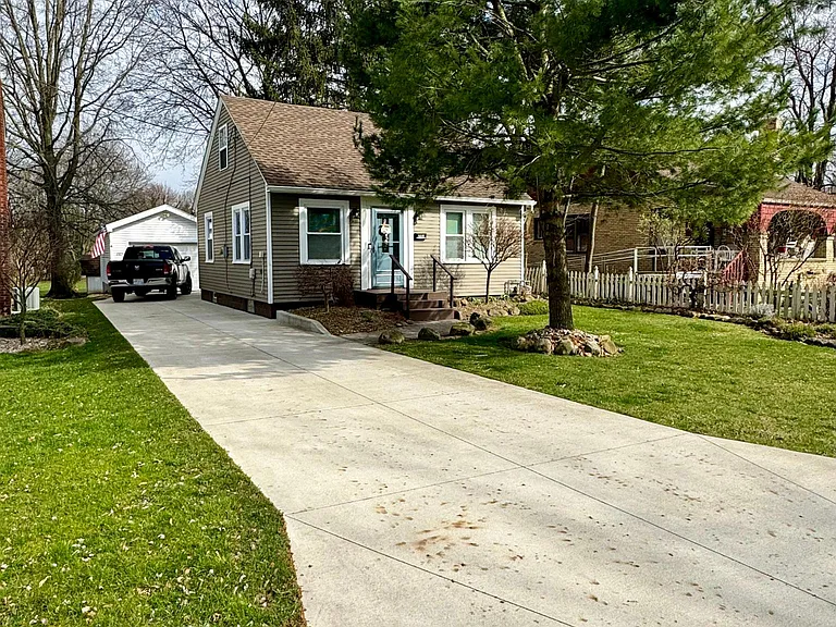 283 Oak St — Photo 1