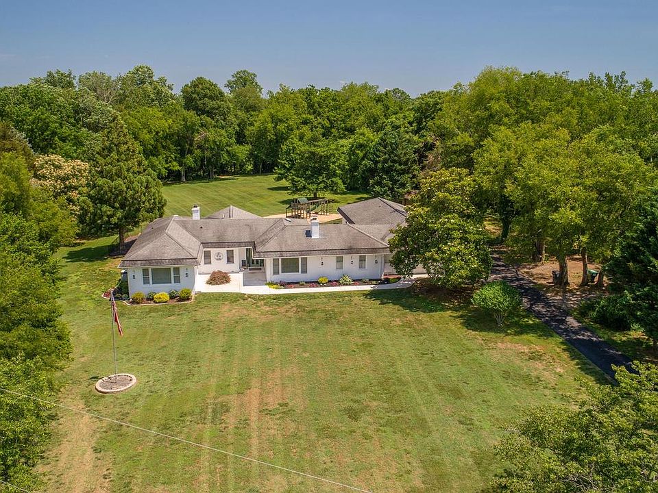 1st image of 210 Brooke Dr