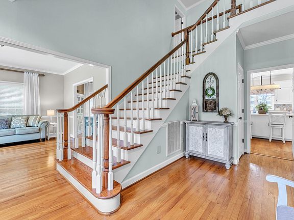 5th image of 336 Rochford Dr