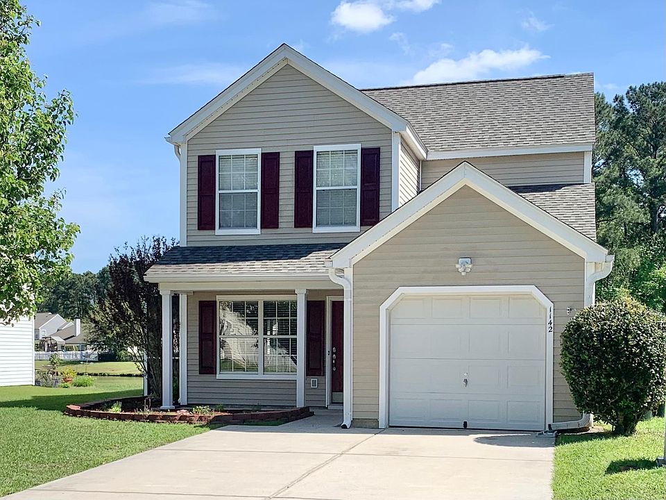 Front of House with one car garage