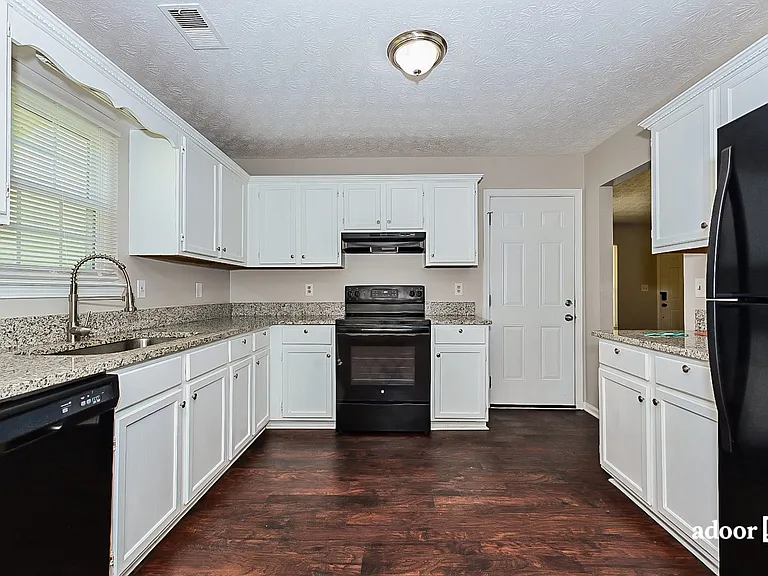 6499 Pine Grove Ct — Photo 3