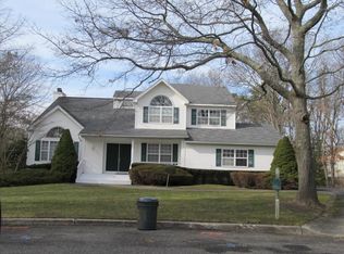 6 Tara Ct, Medford, NY 11763