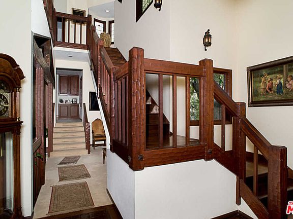5th image of 5439 Vanalden Ave