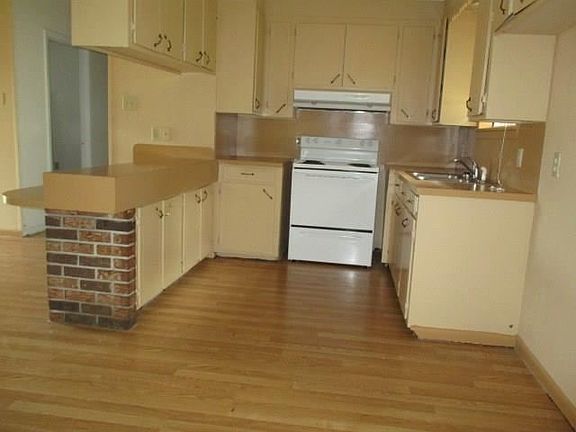 3rd image of 52 McNabb St