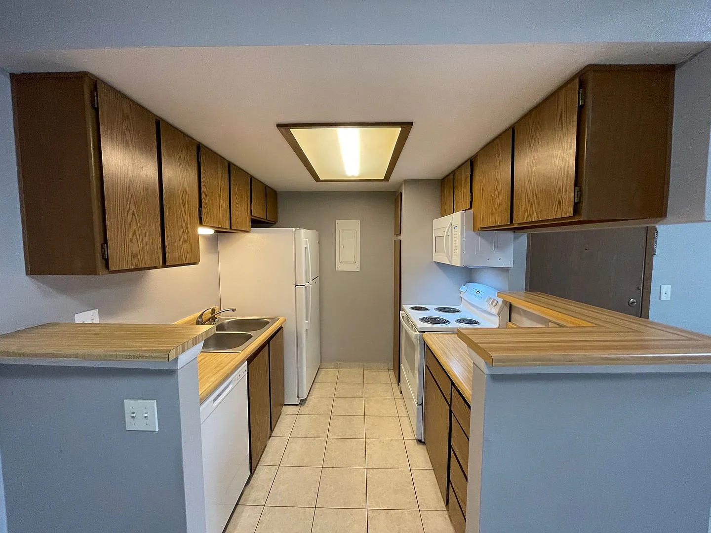 Perfect 1 Bedroom Condo 5 min from Cherry Creek Reservoir. Water and Trash Included — Photo 4