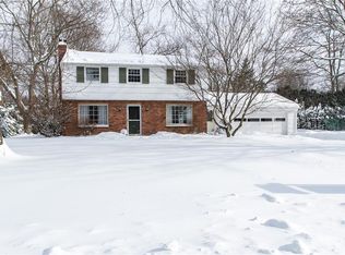 11 Smallwood Dr, Pittsford, NY 14534