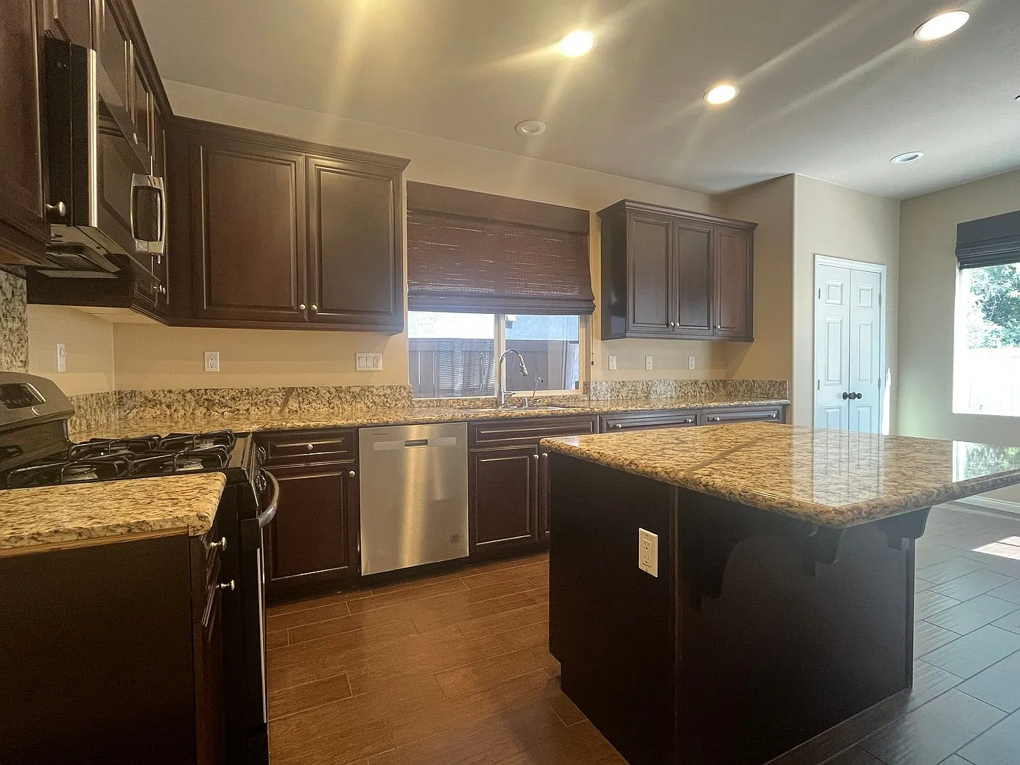 Spacious 4-Bedroom Home in Quiet Vista Cul-de-Sac — Photo 3