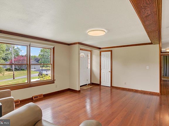 5th image of 120 Denison Dr