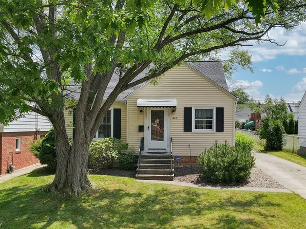 1689 Longwood Dr, Mayfield Heights, OH 44124