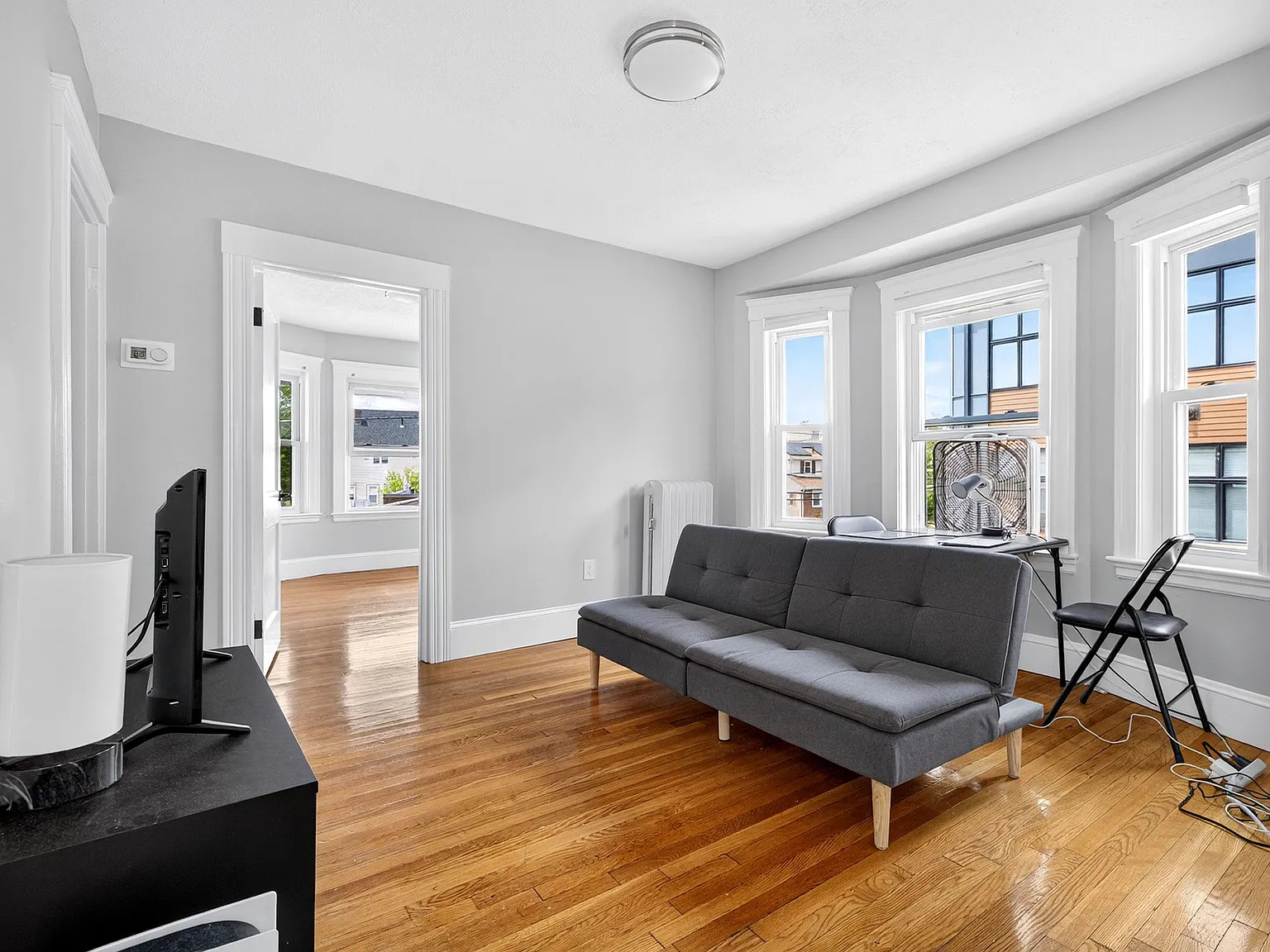 4 bed, 9999 sqft, $5,400 — Photo 2