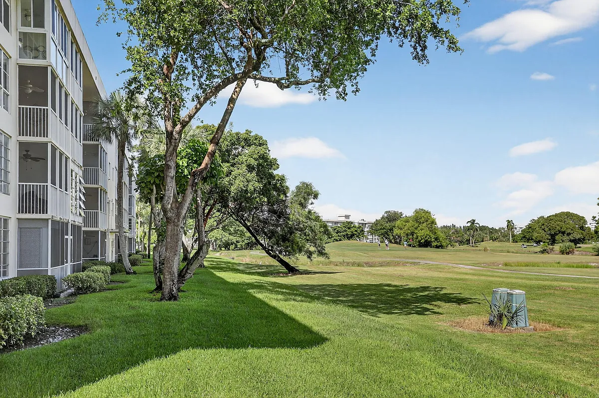 Building Photo - 2651 S Palm Aire Dr #305