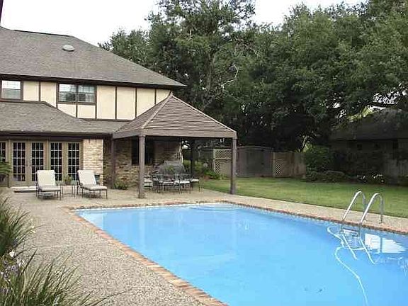 3rd image of 43 Avenue Of The Oaks