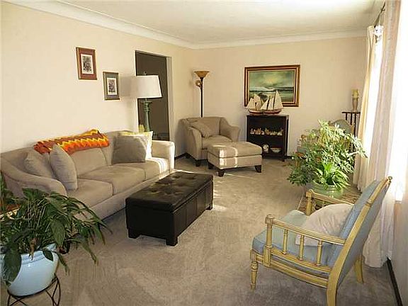 5th image of 165 Pheasant Dr